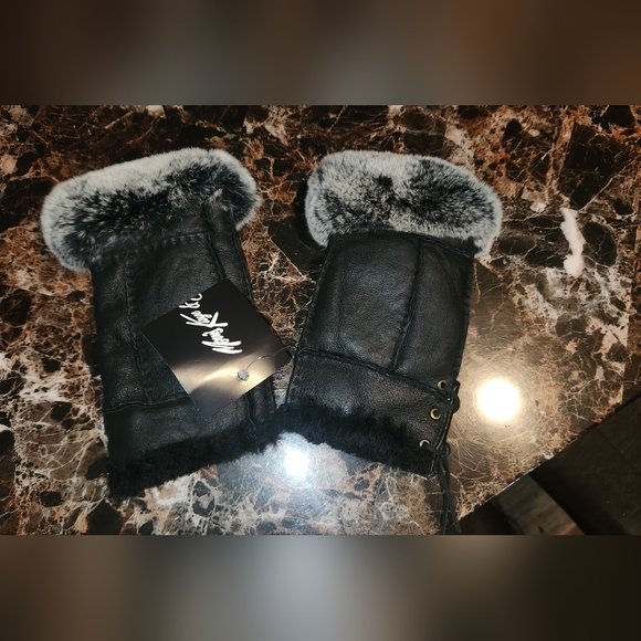 NWT, Shearling/Rabbit Handsfree Texting Gloves by Morris Kaye & Sons - Picture 2 of 9